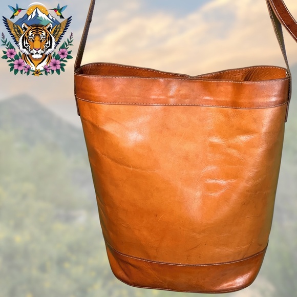 🌟Leaders in Leather: Vintage Cognac Leather Bucket Shoulder Bag🌟 - Picture 3 of 8